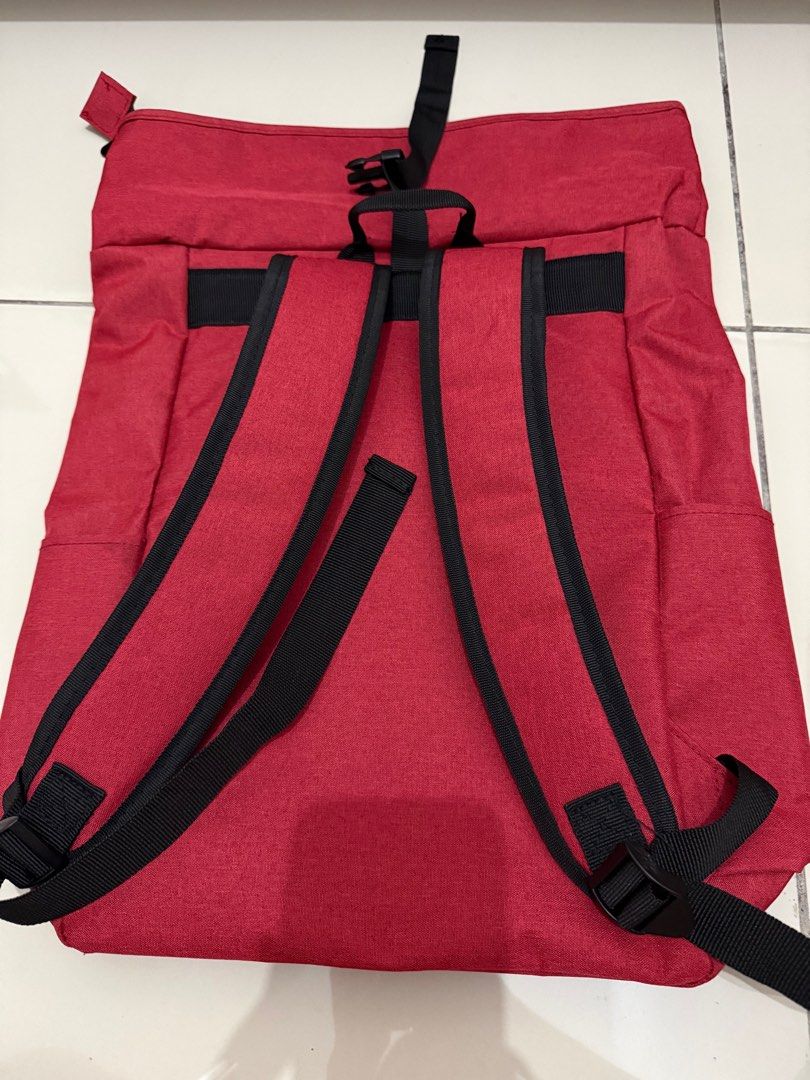 Red Backpack (Category: Backpacks) located in Singapore. Submitted by yayabalala (Listing ID 1409091815, Image 3). Description: .