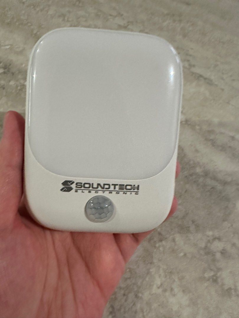 Sensor light (Category: Lighting) located in Singapore. Submitted by facnie.y (Listing ID 1409141377, Image 2). Description: Sensor light Need to plug in Used few months, still in good condition Self collection at Yishun area.