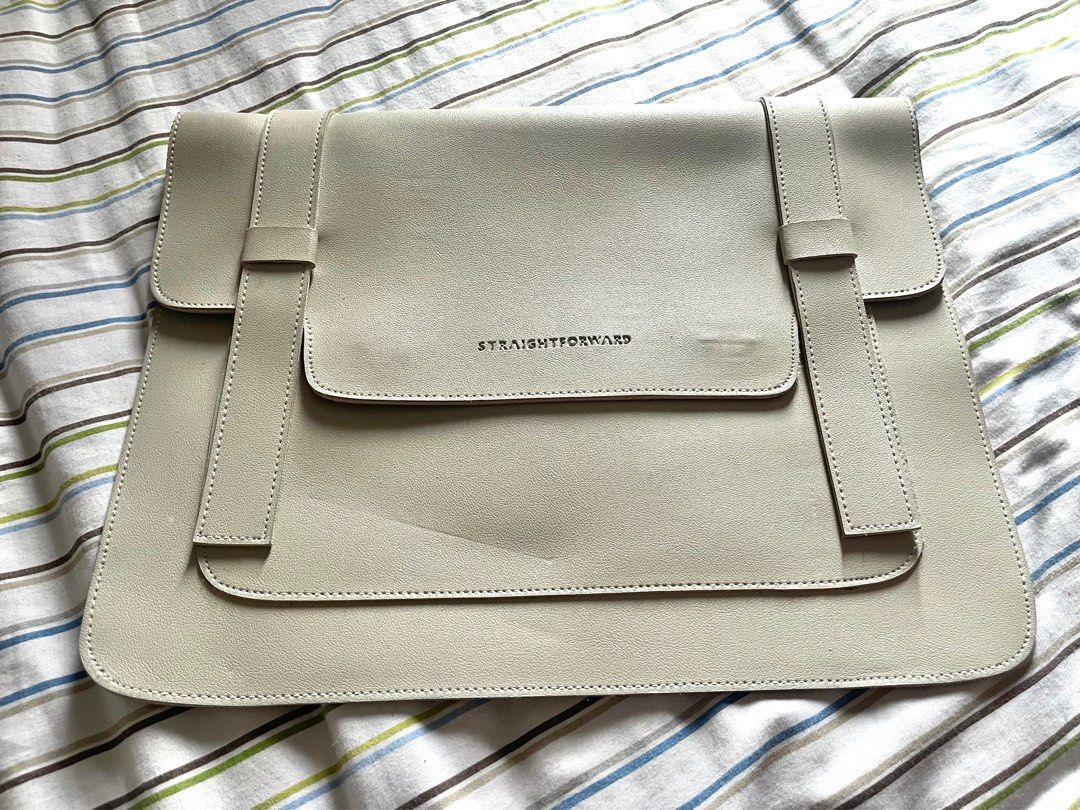 Straightforward DVL Atticus (Laptop Sleeve) (Category: Purses & Pouches) located in Valenzuela. Submitted by patpeev (Listing ID 1409163974, Image 1). Description: Straightforward DVL Atticus - Laptop Sleeve - Light Taupe - Daily Vegan Leather - 11” x 15” - Unused - includes 1 new tote bag (with GSIS logo) MOD: Lalamove or JNT MOP: Cash or Gcash 📍 Marulas, Valenzuela.
