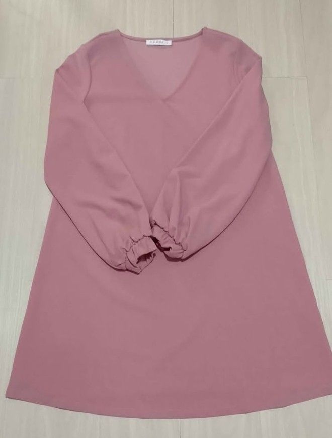 Terranova Pink Dress - Size S (Category: Dresses) located in Manila. Submitted by renshoppeph (Listing ID 1409155596, Image 3). Description: - Terranova pink dress - Size S - V-neck - Long sleeves with gathered cuffs - Lightweight, smooth fabric - Suitable for various occasions - Simple and elegant design MOP: GCASH/MAYA SHIPPING: c/o buyer LOC📍: Tondo Manila RFS: decluttering, nakatambak lang sa aparador, gift sakin 'to malaki lang sakin .