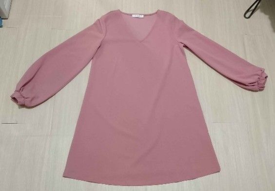 Terranova Pink Dress - Size S (Category: Dresses) located in Manila. Submitted by renshoppeph (Listing ID 1409155596, Image 2). Description: - Terranova pink dress - Size S - V-neck - Long sleeves with gathered cuffs - Lightweight, smooth fabric - Suitable for various occasions - Simple and elegant design MOP: GCASH/MAYA SHIPPING: c/o buyer LOC📍: Tondo Manila RFS: decluttering, nakatambak lang sa aparador, gift sakin 'to malaki lang sakin .