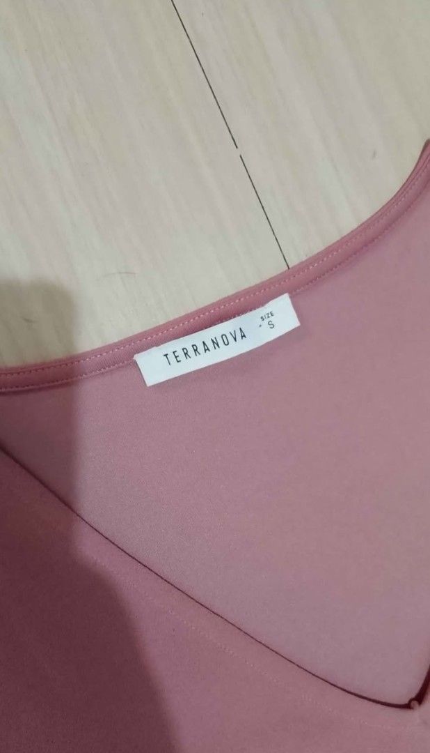 Terranova Pink Dress - Size S (Category: Dresses) located in Manila. Submitted by renshoppeph (Listing ID 1409155596, Image 1). Description: - Terranova pink dress - Size S - V-neck - Long sleeves with gathered cuffs - Lightweight, smooth fabric - Suitable for various occasions - Simple and elegant design MOP: GCASH/MAYA SHIPPING: c/o buyer LOC📍: Tondo Manila RFS: decluttering, nakatambak lang sa aparador, gift sakin 'to malaki lang sakin .