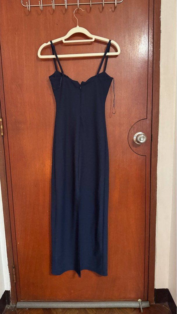 Zara Navy Blue Midi Dress (Category: Dresses) located in Manila. Submitted by tresmarias.arc (Listing ID 1409109889, Image 3). Description: Zara Navy Blue Midi Dress Medium Like New Only used once.