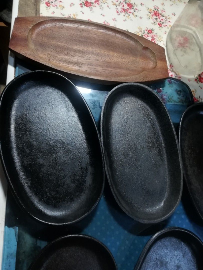 6pcs cast iron sizzling plates, bundle (Category: Other Kitchenware & Tableware) located in Paranaque City. Submitted by 4thestate.surplusan (Listing ID 1409283344, Image 2). Description: 6pcs plates, 1pc wooden base plus 4pcs handle. rust and dirt, maintenable..