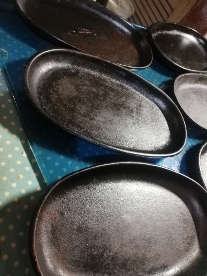 6pcs cast iron sizzling plates, bundle (Category: Other Kitchenware & Tableware) located in Paranaque City. Submitted by 4thestate.surplusan (Listing ID 1409283344, Image 3). Description: 6pcs plates, 1pc wooden base plus 4pcs handle. rust and dirt, maintenable..