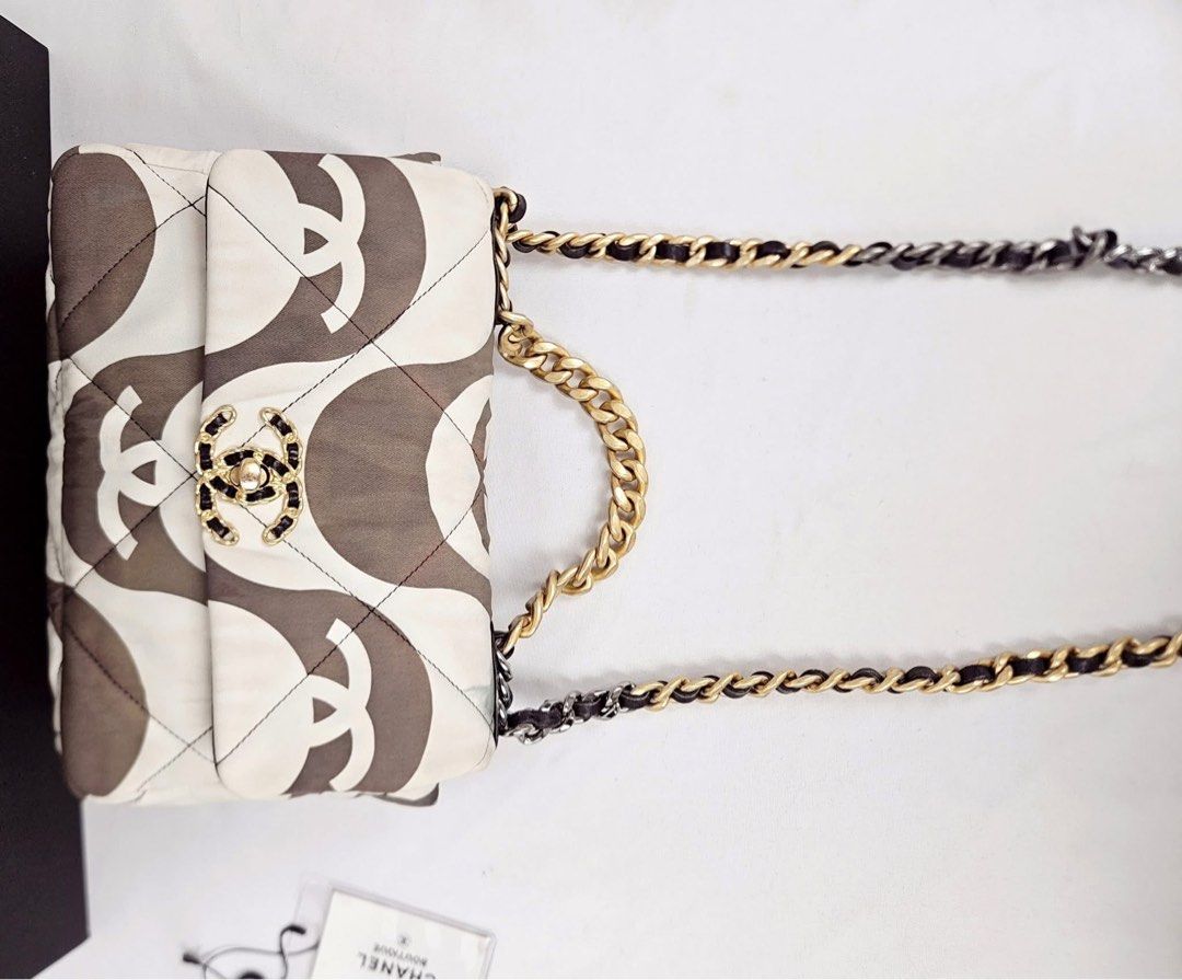 Authentic Chanel 19 bag Medium size (Category: Luxury Bags & Wallets) located in Quezon City. Submitted by jhaediah (Listing ID 1409262110, Image 2). Description: 19bag medium series 31 2021.3buy only photo for invoice. size 26×19×9 Free pabitbit korea (May mga stains po).
