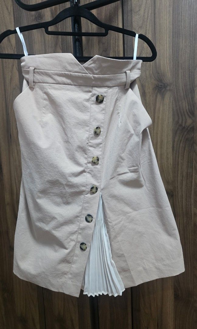Beige Midi Skirt (Category: Skirts) located in Manila. Submitted by stuff.gaming (Listing ID 1409306560, Image 2). Description: Beige Midi Skirt Fits XS-S frames Price still negotiable Shipping to be shouldered by buyer via J&T, Grab, & Lalamove.
