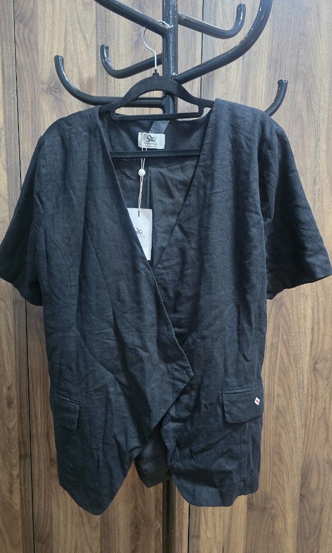 Black Blazer (Category: Others Tops) located in Manila. Submitted by stuff.gaming (Listing ID 1409307563, Image 1). Description: Short Sleeve Black Blazer w/ Buttons Can fit S-L frames Price still negotiable Shipping to be shouldered by buyer via J&T, Grab, & Lalamove.