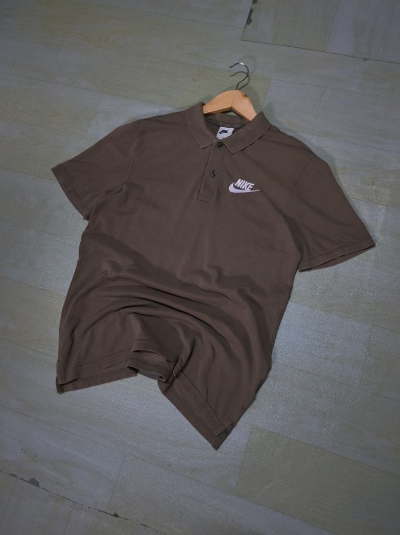 BROWN NIKE POLO SHIRT (Category: Tshirts & Polo Shirts ) located in Taguig. Submitted by steeze_plug (Listing ID 1409381372, Image 3). Description: EXCELLENT x PERFECT Condition No any issues Complete tags (authentic guaranteed) ✅ 10/10 color rate (no discolorations) ✨ Rare colorway piece Pogi neto! Dimes: 20 width 26 length Fit up to medium fittings Can also do aspack with color white! (with discount) DM if you're interested! J&T or Lalamove del