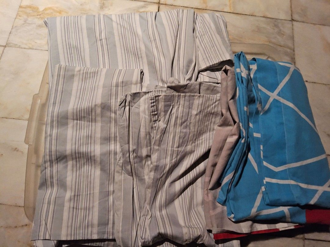 Canadian Twin Bedsheet Set – Mixed Design (Category: Bedding & Towels) located in Pasig City. Submitted by qwerty1026 (Listing ID 1409421858, Image 1). Description: Complete twin-size bedsheet set: 🛏 1 fitted sheet (non-garterized, with minor stains- pls see pictures) 🛏 1 flat sheet (different design) 🛏 2 pillowcases Condition: Well-used but still usable. Fitted sheet is non-garterized and shows some stains. Flat sheet and pillowcases are in f