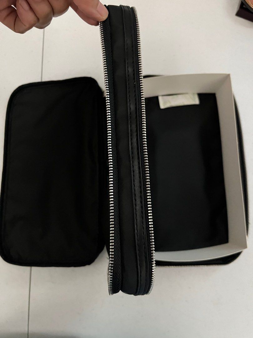 DAMAGE-CHRISTIAN DIOR 4PCS BRUSH (Category: Makeup) located in Manila. Submitted by luxeclassyshop (Listing ID 1409282474, Image 3). Description: DAMAGE-CHRISTIAN DIOR 4PCS BRUSH NO PAPER BAG INCLUDING SET -DIOR BACKSTAGE POWDER BRUSH 14 -DIOR BACKSTAGE LIGHT COVERAGE FLUID FOUNDATION BRUSH 11 -DIOR BACKSTAGE EYESHADOW SHADER BRUSH. 21 -DIOR BACKSTAGE EYELINER BRUSH 24 👉DAMAGE IS NATUKLAP ANG PART NG POUCH ONLY 👉DAMAGE IS POSTED ORIGINAL FROM T