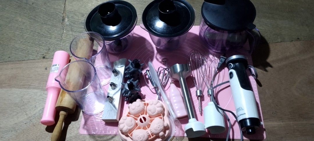 Hand Blender Set with Accessories (Category: Juicers, Blenders & Grinders) located in Manila. Submitted by swiftlion-6791 (Listing ID 1409320889, Image 2). Description: - Hand blender main unit - Multiple blending attachments - Blending cups - Whisk attachment - Food processor attachment - Rolling pin included - Mold included - Complete set, ready for use!.