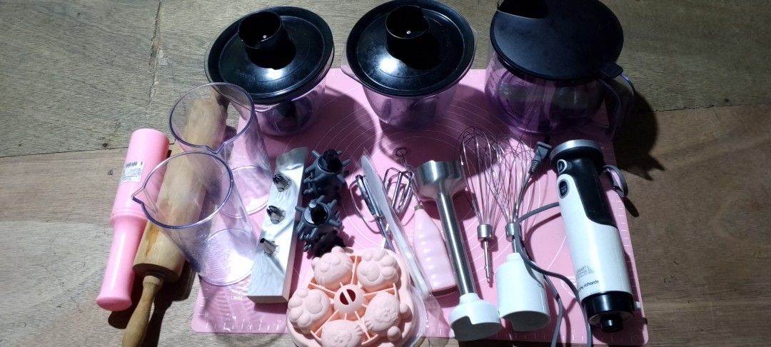Hand Blender Set with Accessories (Category: Juicers, Blenders & Grinders) located in Manila. Submitted by swiftlion-6791 (Listing ID 1409320889, Image 3). Description: - Hand blender main unit - Multiple blending attachments - Blending cups - Whisk attachment - Food processor attachment - Rolling pin included - Mold included - Complete set, ready for use!.