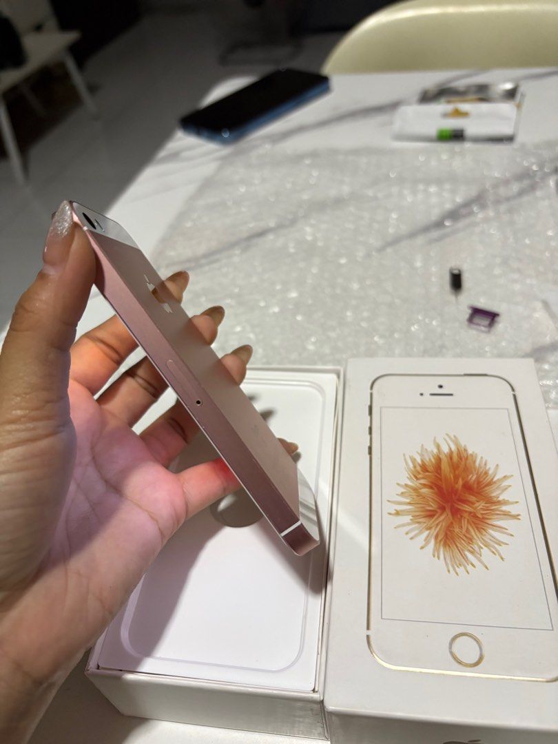 Iphone SE 1st Gen 128gb ❤️ (Category: Others) located in Quezon City. Submitted by shawi_08 (Listing ID 1409368663, Image 2). Description: iPhone SE 128gb Unlock Sale😱😱😍🔥 90-95% smooth 128gb ₱5000 90% No Fingerprint ₱5500 90% w/FG 64gb ₱6000 95% No/FG ₱6500 95% w/FG simcard ====🍏🍏🍏==== Package: unit case earphone cord✅ Pre order units✅ 7days arrival Needs DP Colors Available : Rosegold / Silver / Space Gray No Issue! Working Everything Fre