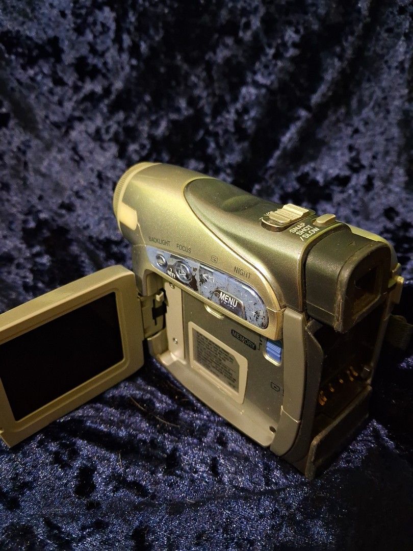 JVC GR-D246 series MiniDV camcorder (Category: Video Cameras) located in Muntinlupa City. Submitted by shoprepeatchic (Listing ID 1409352257, Image 2). Description: 📍 Putatan, Muntinlupa JVC GR-D246 series MiniDV camcorder - 450 php 9/10 body condition No battery (untested).