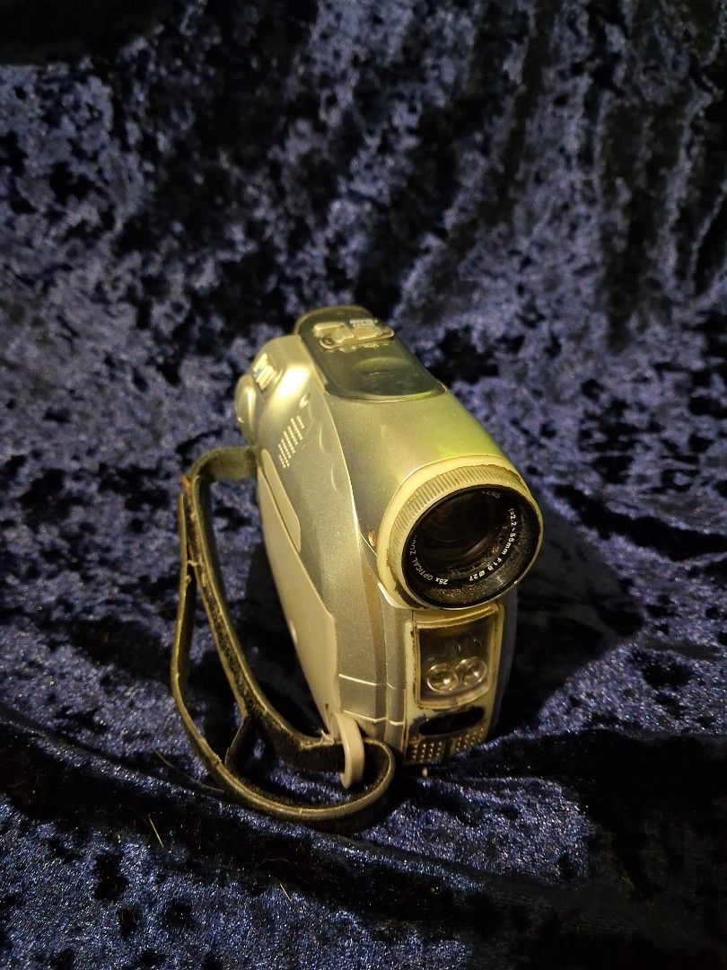 JVC GR-D246 series MiniDV camcorder (Category: Video Cameras) located in Muntinlupa City. Submitted by shoprepeatchic (Listing ID 1409352257, Image 1). Description: 📍 Putatan, Muntinlupa JVC GR-D246 series MiniDV camcorder - 450 php 9/10 body condition No battery (untested).