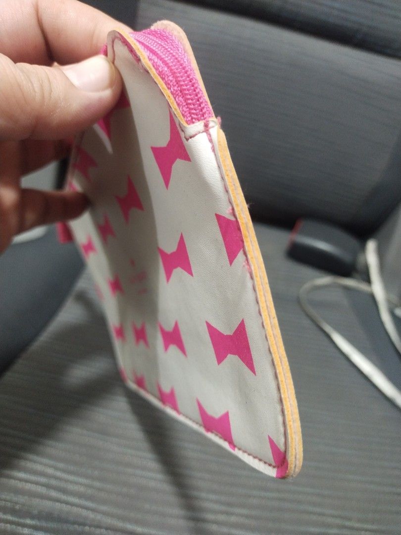 kate spade pouch (Category: Luxury Bags & Wallets) located in Baguio. Submitted by roozeydluc (Listing ID 1409413668, Image 2). Description: leather material small size L:7.8" H:4.8" 🔎naalis ung inner lining nya ✓1 zippered compartment.