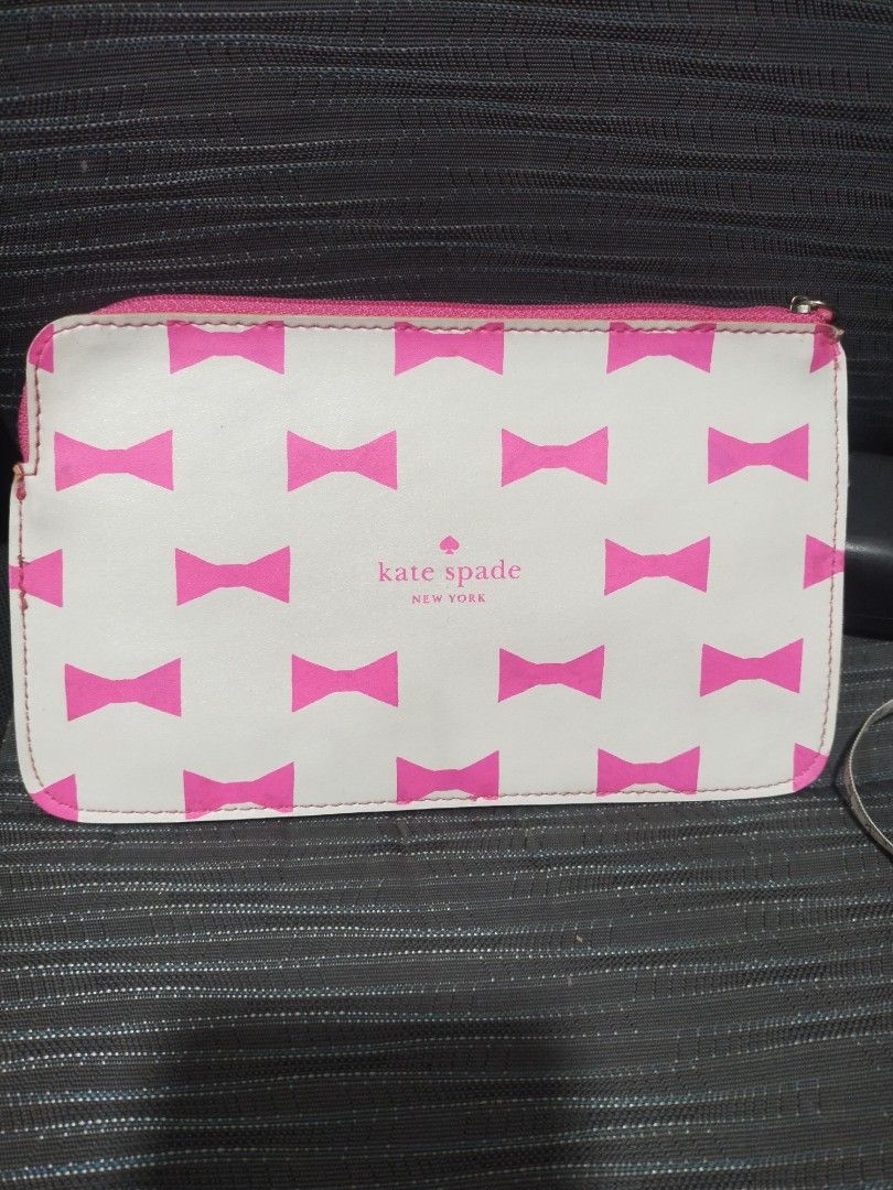 kate spade pouch (Category: Luxury Bags & Wallets) located in Baguio. Submitted by roozeydluc (Listing ID 1409413668, Image 3). Description: leather material small size L:7.8" H:4.8" 🔎naalis ung inner lining nya ✓1 zippered compartment.