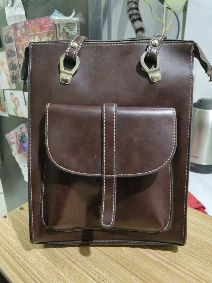 Leather bag brown (Category: Backpacks) located in Manila. Submitted by declutterwithme0809 (Listing ID 1409318854, Image 1). Description: brown leather bag. suuuuper fab and shinny ✨ had an issue with a zipper pero pwede palitan..