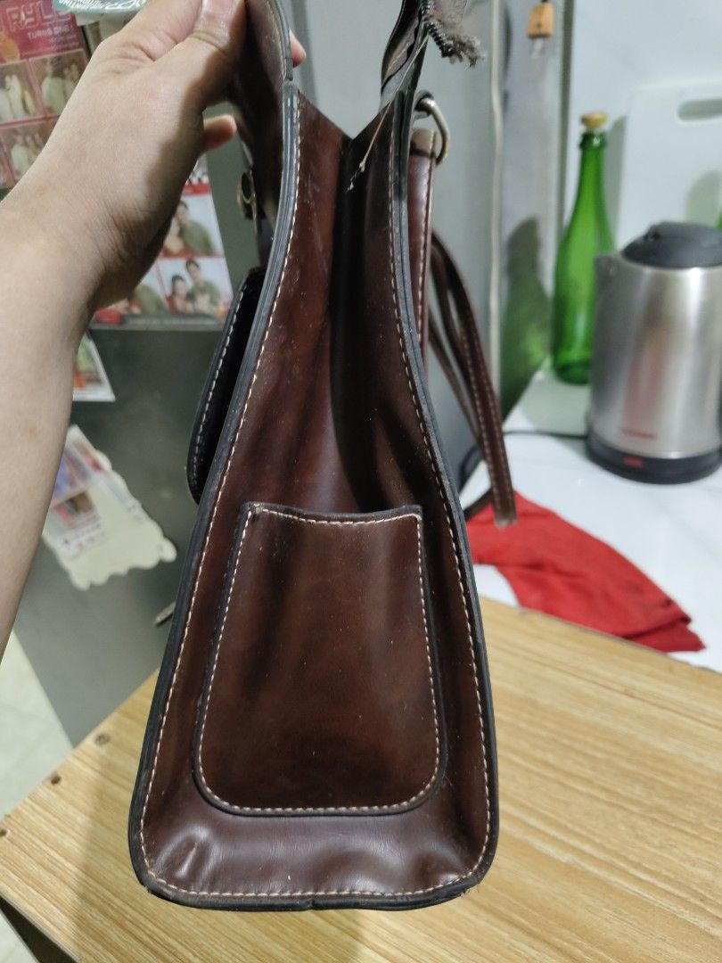 Leather bag brown (Category: Backpacks) located in Manila. Submitted by declutterwithme0809 (Listing ID 1409318854, Image 2). Description: brown leather bag. suuuuper fab and shinny ✨ had an issue with a zipper pero pwede palitan..