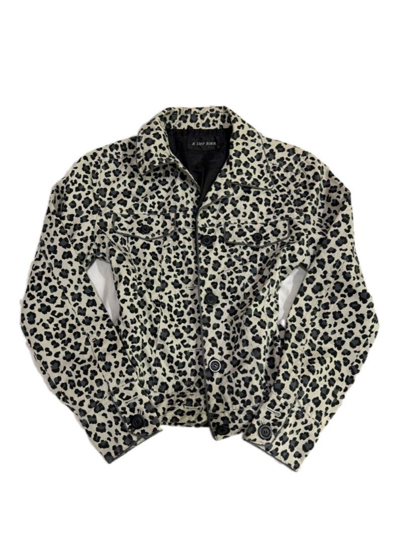 Leopard Outer Jacket (Category: Coats, Jackets and Outerwear) located in Sepang. Submitted by esbcloset (Listing ID 1409425006, Image 1). Description: 🌺 Sell Price - RM15 🌺 can fit S to M • Self-pick up: LRT Uni/KL Gateaway • Delivery by Postage .