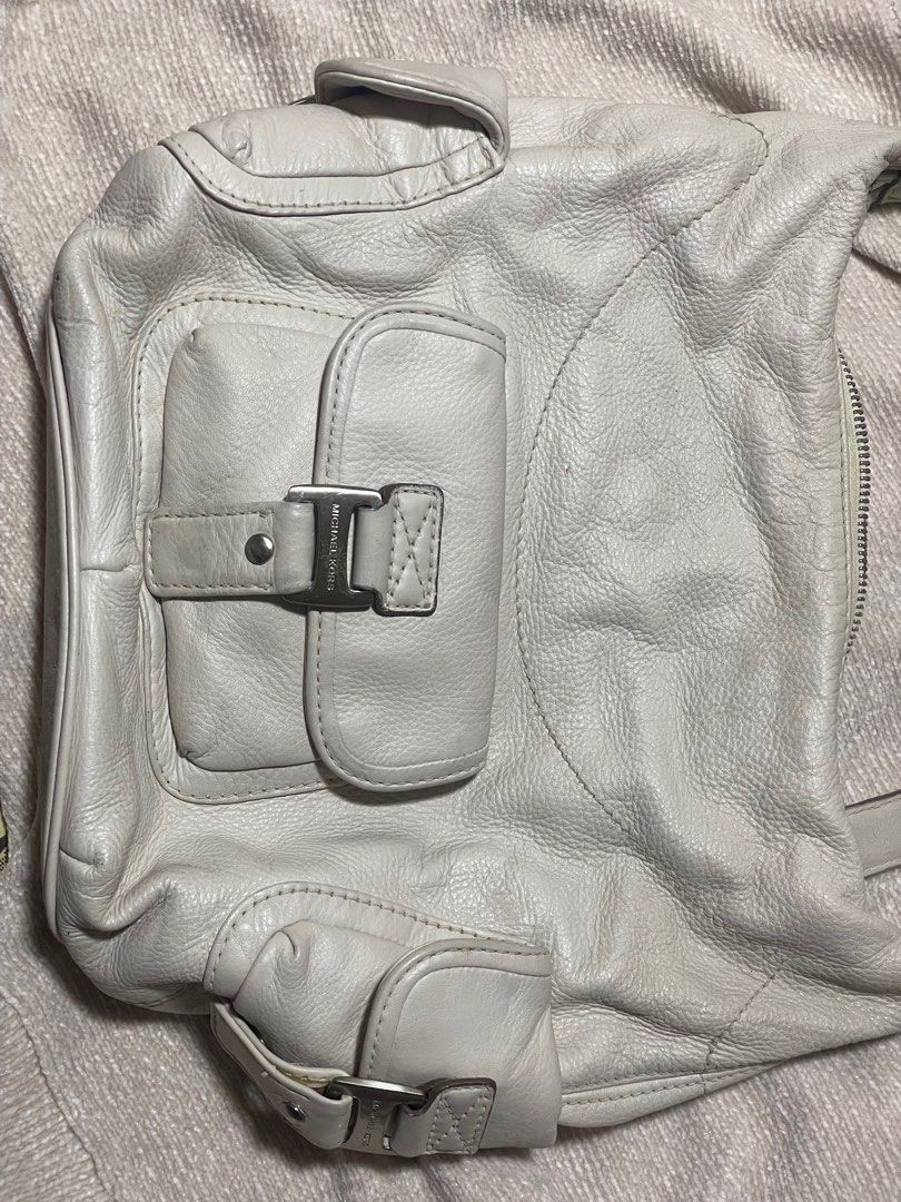 Michael Kors White Leather Hobo (Category: Luxury Bags & Wallets) located in Baguio. Submitted by neenscch (Listing ID 1409402352, Image 1). Description: .