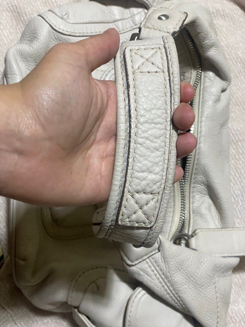 Michael Kors White Leather Hobo (Category: Luxury Bags & Wallets) located in Baguio. Submitted by neenscch (Listing ID 1409402352, Image 2). Description: .