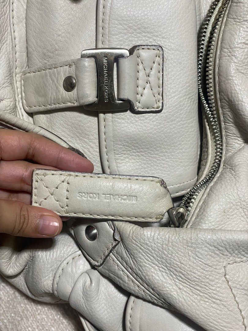 Michael Kors White Leather Hobo (Category: Luxury Bags & Wallets) located in Baguio. Submitted by neenscch (Listing ID 1409402352, Image 3). Description: .