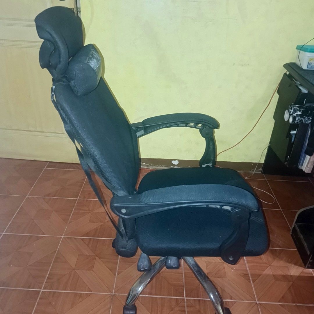 Office chair black with rolling wheels (Category: Chairs) located in Antipolo. Submitted by ynut143 (Listing ID 1409267636, Image 3). Description: .
