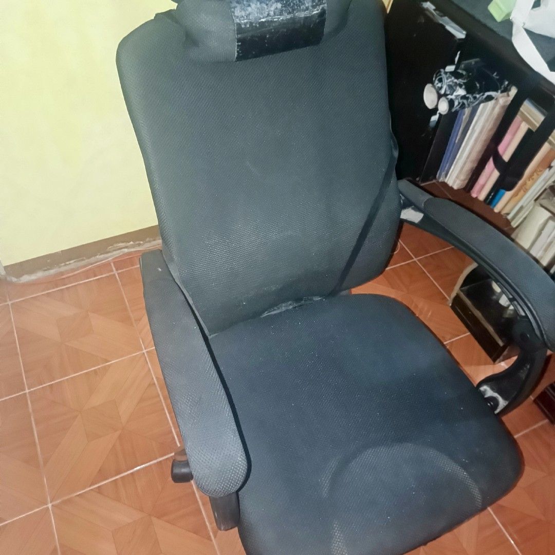 Office chair black with rolling wheels (Category: Chairs) located in Antipolo. Submitted by ynut143 (Listing ID 1409267636, Image 2). Description: .