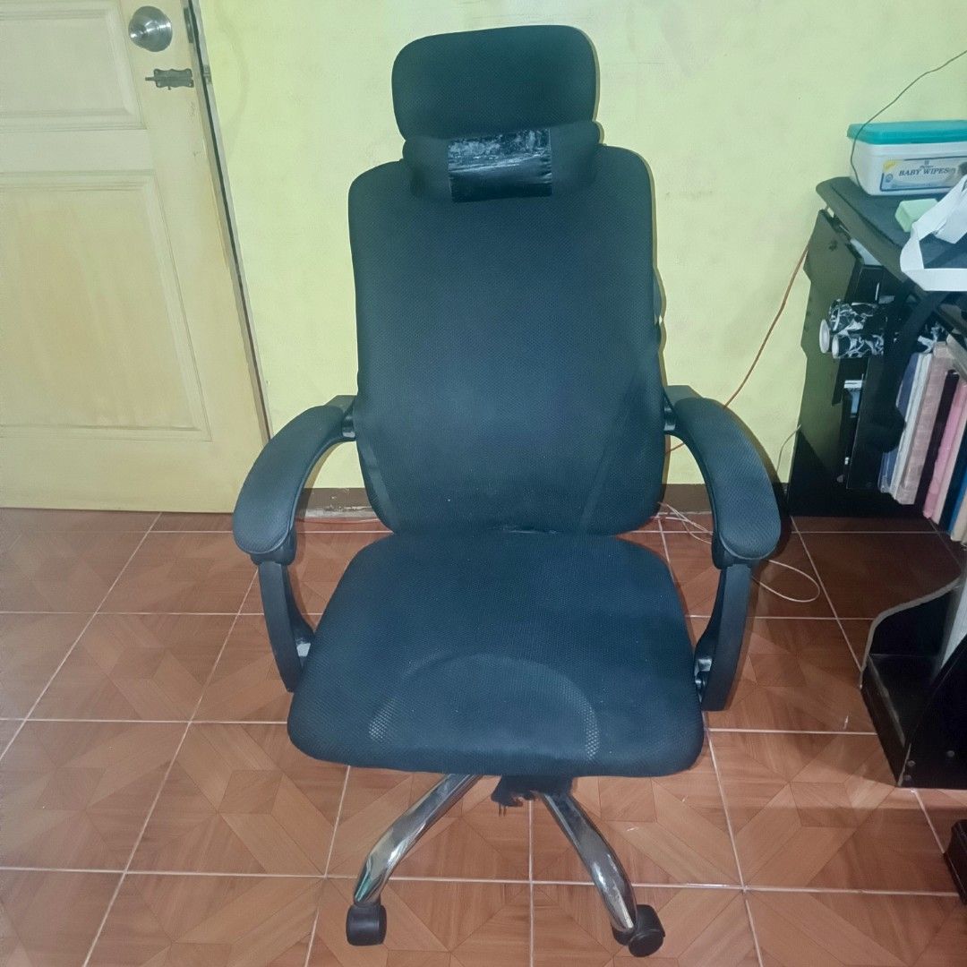 Office chair black with rolling wheels (Category: Chairs) located in Antipolo. Submitted by ynut143 (Listing ID 1409267636, Image 1). Description: .