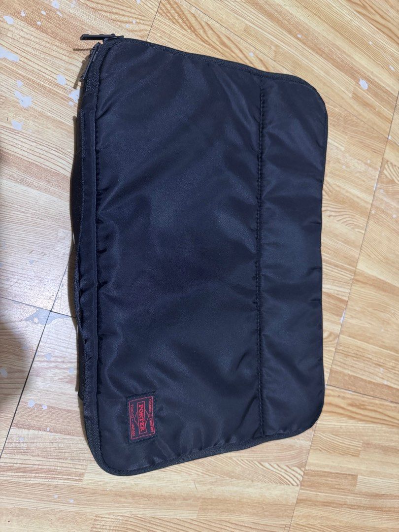 Porter Laptop Sleeve Black (Category: Laptop Bags & Sleeves) located in Quezon City. Submitted by poyieee (Listing ID 1409372412, Image 2). Description: Porter Laptop / Gadget Pouch (Authentic) Size: 13 x 8.5 inches Color: Black Selling an authentic Porter padded pouch — perfect for tablets, small laptops, documents, or everyday carry items. Lightweight, durable, and classic Porter design with the signature label. Features: • Soft padded nylon ex