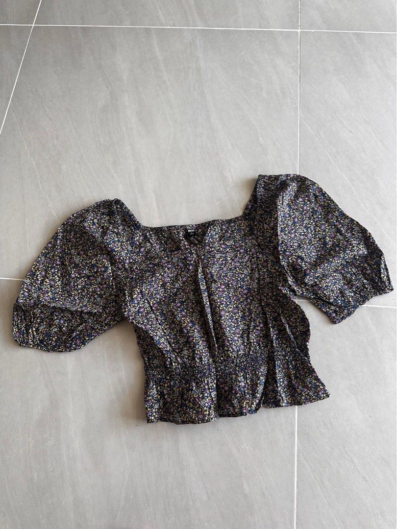 Uniqlo Floral Square Neck Top (Category: Blouses) located in Quezon City. Submitted by chkjkl (Listing ID 1409333176, Image 2). Description: it’s still available, you don’t have to ask 😊 📍Quezon City.