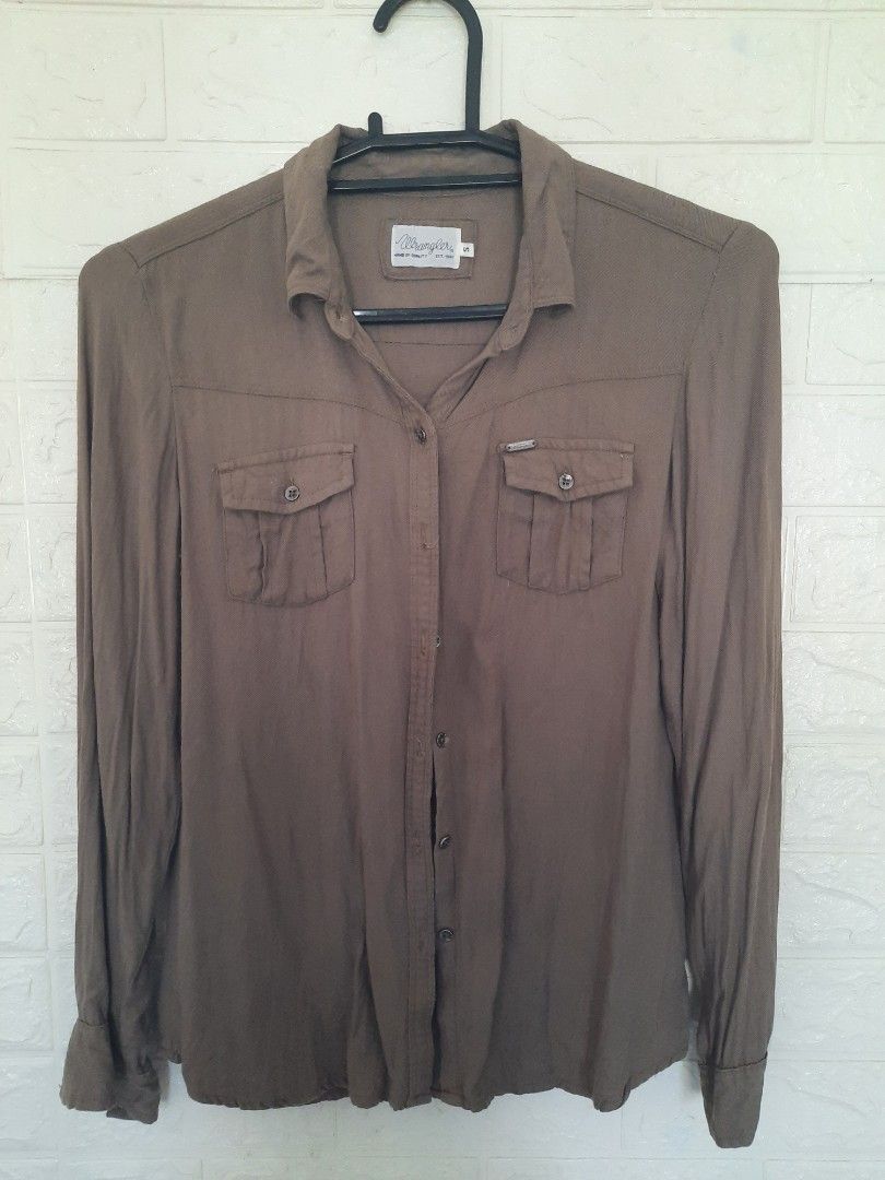 Wrangler Long Sleeve Shirt - Small (Category: Longsleeves) located in Subic. Submitted by amazingchoice (Listing ID 1409388224, Image 2). Description: Wrangler long sleeve shirt - mossy green color - Features two chest pockets - Button-down front - Small size - original - in good condition .