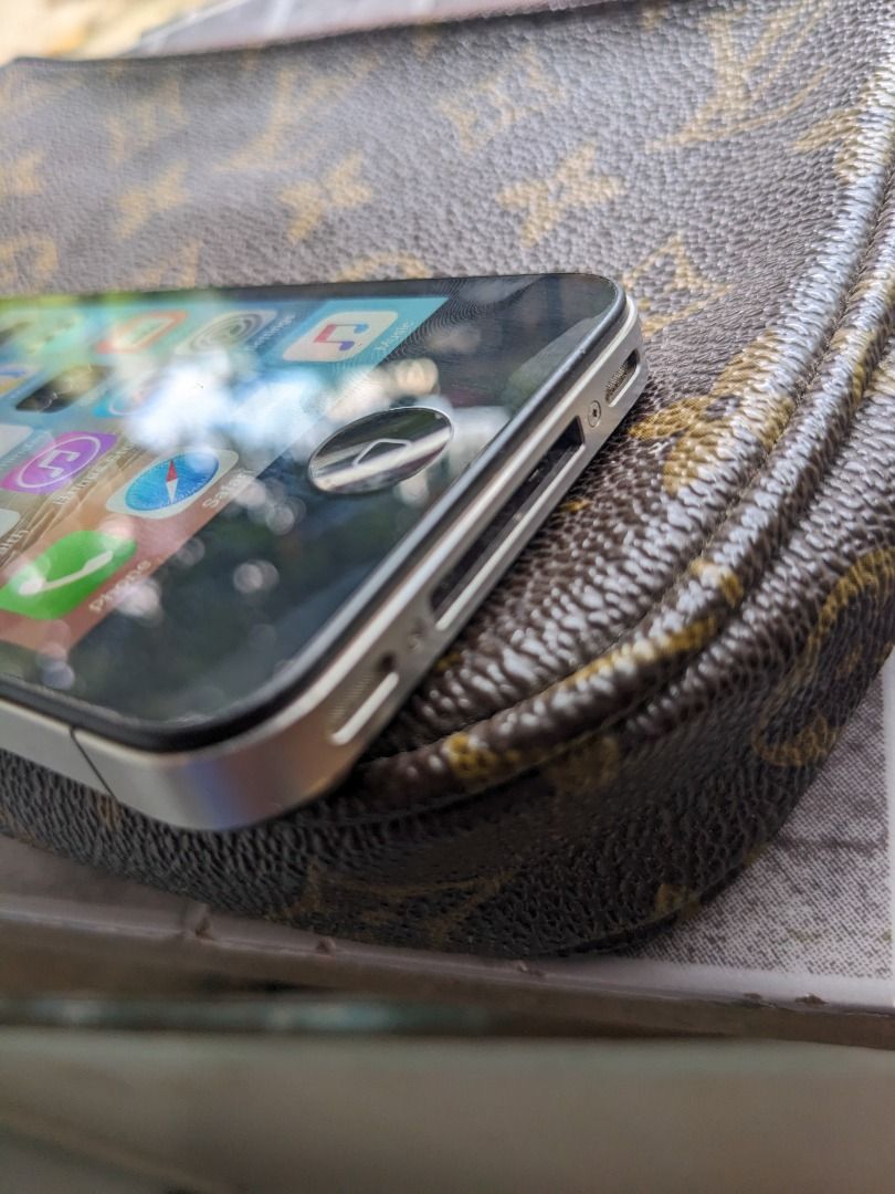 Apple iphone 4s black 16gb ipod touch Black (Category: Others) located in San Carlos. Submitted by khaisser07 (Listing ID 1409499277, Image 3). Description: Very good condition iphone 4s, makinis malinis May 400 plus songs naka download May slight burn sa baba, hindi maxado halata Speaker Bluetooth wifi gumagana Pwede xang video or mp3 player Sometimes if you use camera or loudspeaker, nag off xa. Pero kpag nakcharge, dxa nag off. Random pag off 
