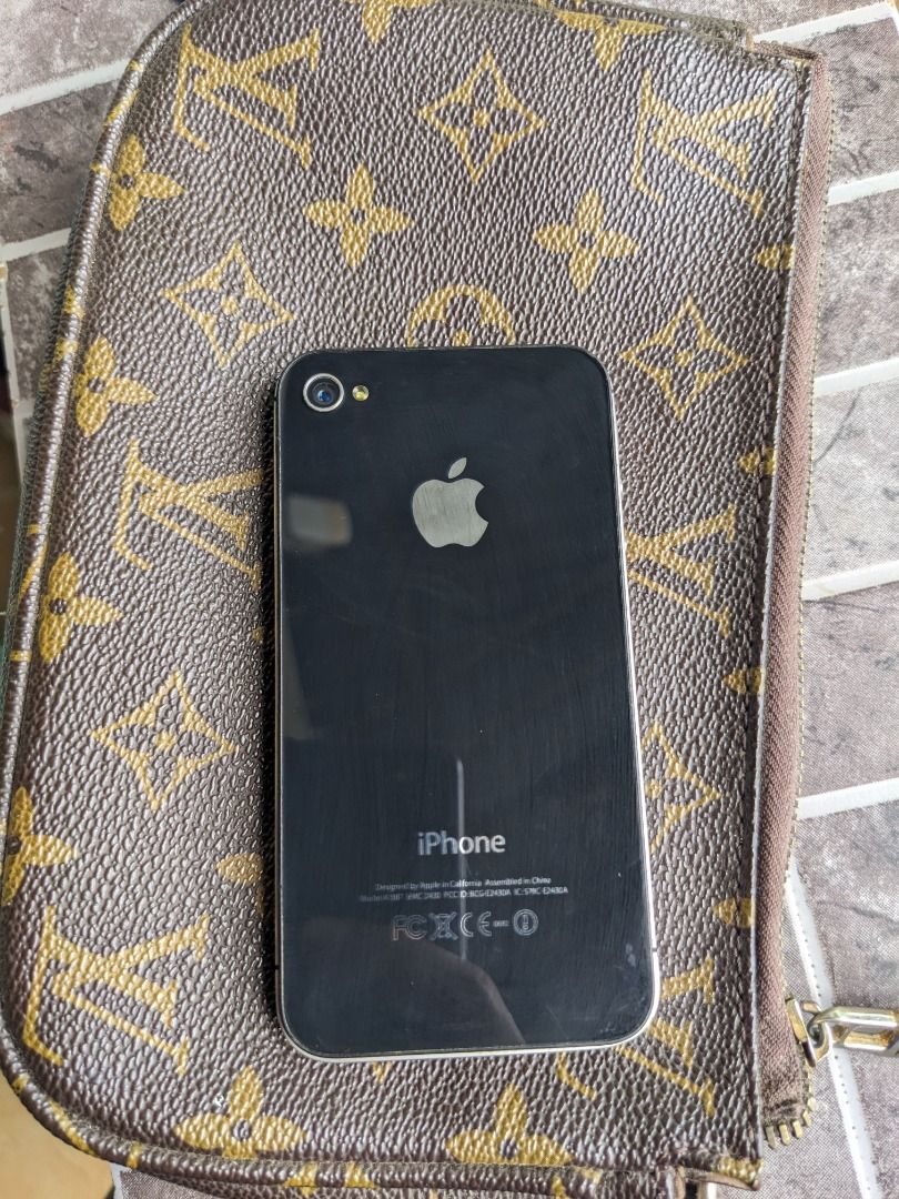 Apple iphone 4s black 16gb ipod touch Black (Category: Others) located in San Carlos. Submitted by khaisser07 (Listing ID 1409499277, Image 2). Description: Very good condition iphone 4s, makinis malinis May 400 plus songs naka download May slight burn sa baba, hindi maxado halata Speaker Bluetooth wifi gumagana Pwede xang video or mp3 player Sometimes if you use camera or loudspeaker, nag off xa. Pero kpag nakcharge, dxa nag off. Random pag off 