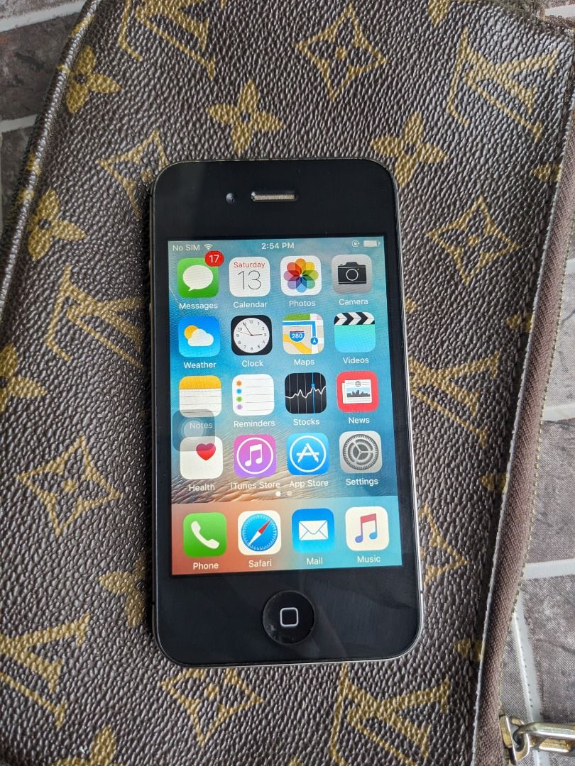 Apple iphone 4s black 16gb ipod touch Black (Category: Others) located in San Carlos. Submitted by khaisser07 (Listing ID 1409499277, Image 1). Description: Very good condition iphone 4s, makinis malinis May 400 plus songs naka download May slight burn sa baba, hindi maxado halata Speaker Bluetooth wifi gumagana Pwede xang video or mp3 player Sometimes if you use camera or loudspeaker, nag off xa. Pero kpag nakcharge, dxa nag off. Random pag off 