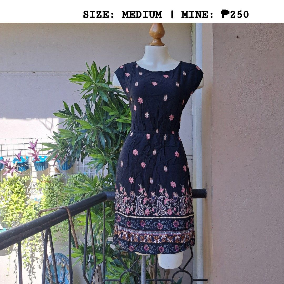 Black Floral Dress (Category: Dresses) located in San Fernando. Submitted by se_reneph (Listing ID 1409465991, Image 1). Description: - Black dress with floral details - Round neckline - Short sleeves - Elastic waist - Patterned hemline - Size: Medium - Cotton.