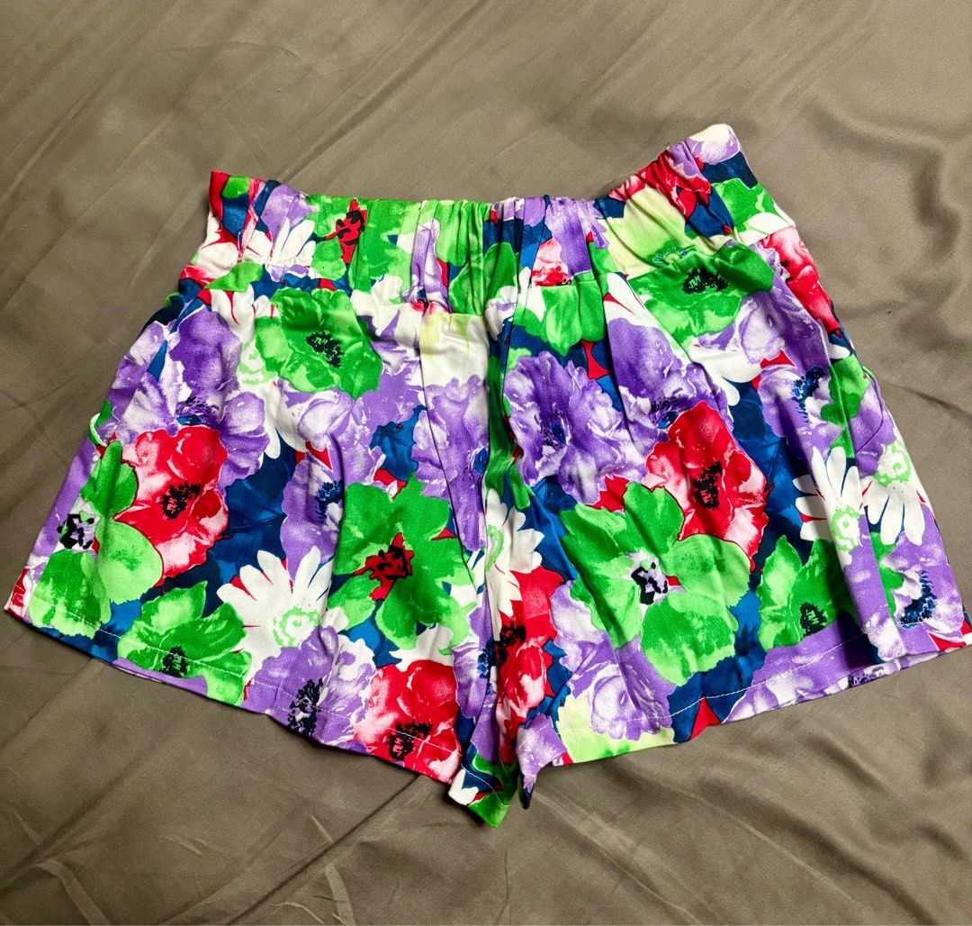 Bright Floral Print Shorts (Garterized) (Category: Shorts) located in Quezon City. Submitted by 86thstreet (Listing ID 1409545190, Image 1). Description: - Hip: 38 inches - Length: 11 inches.