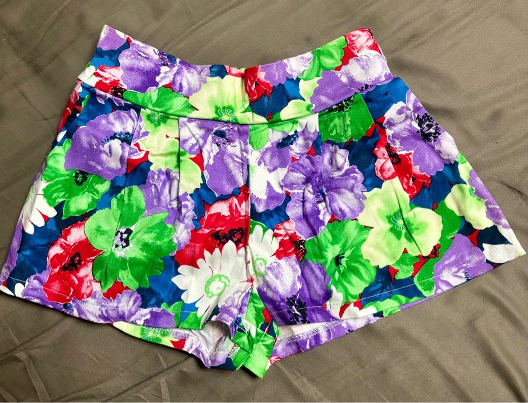 Bright Floral Print Shorts (Garterized) (Category: Shorts) located in Quezon City. Submitted by 86thstreet (Listing ID 1409545190, Image 2). Description: - Hip: 38 inches - Length: 11 inches.