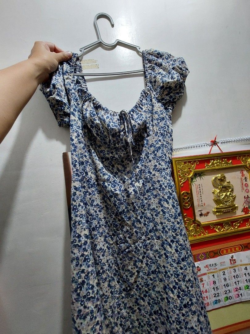 Floral Print Dress (Category: Dresses) located in Santa Rosa. Submitted by applefinds42 (Listing ID 1409541562, Image 1). Description: - Floral print dress in blue and white - Features a unique neckline - Short sleeves - Made of lightweight fabric - Ideal for warm weather.