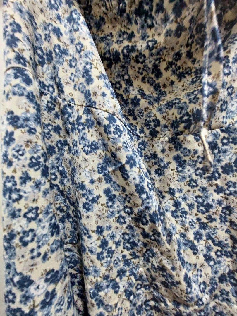 Floral Print Dress (Category: Dresses) located in Santa Rosa. Submitted by applefinds42 (Listing ID 1409541562, Image 3). Description: - Floral print dress in blue and white - Features a unique neckline - Short sleeves - Made of lightweight fabric - Ideal for warm weather.