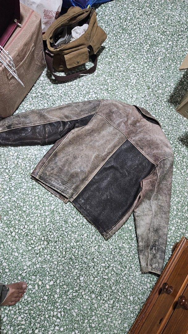 GAP Jacket (Category: Coats, Jackets and Outerwear) located in Singapore. Submitted by rzvfr (Listing ID 1409594338, Image 3). Description: .