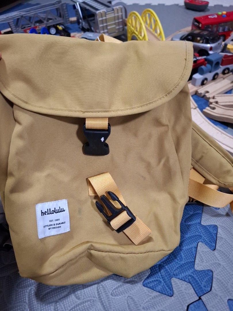hellolulu 後背包 （分類：背囊）位於 Hong Kong。 由 kkc9054 提交（商品編號 1409537298，圖片 5）。簡介： hellolulu 後背包，設計簡約，有灰色和黃色兩種顏色。 背包正面有搭扣，方便開合。 肩帶可調節，適合小朋友。 背包內部空間寬敞，適合日常使用。 。。