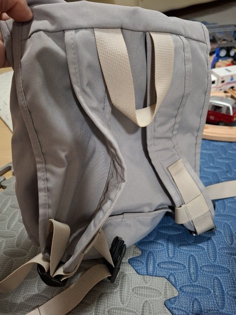 hellolulu 後背包 （分類：背囊）位於 Hong Kong。 由 kkc9054 提交（商品編號 1409537298，圖片 7）。簡介： hellolulu 後背包，設計簡約，有灰色和黃色兩種顏色。 背包正面有搭扣，方便開合。 肩帶可調節，適合小朋友。 背包內部空間寬敞，適合日常使用。 。。