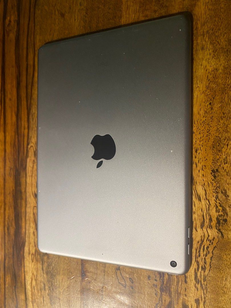 IPad 6th Gen Space Gray 128GB (Category: iPad) located in Manila. Submitted by rockyd.ocean (Listing ID 1409559013, Image 2). Description: - Apple iPad - Black screen, space gray back - Visible crack on screen corner - Includes iPad only no box .