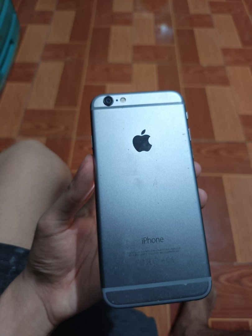 Iphone 6 (read description) (Category: iPhone 6 Series) located in Quezon City. Submitted by mimukidazo (Listing ID 1409502199, Image 2). Description: For sale iphone 6 16GB 400 last price issues glitching screen di gumagana touch screen nabuksan na din ito but all parts still inside just lost some screws angat right side ng lcd nakikita yung ilaw meron na gpp chip for sim di ko lang alam kung gumagana pa can do lalamove your booking but gcash pa