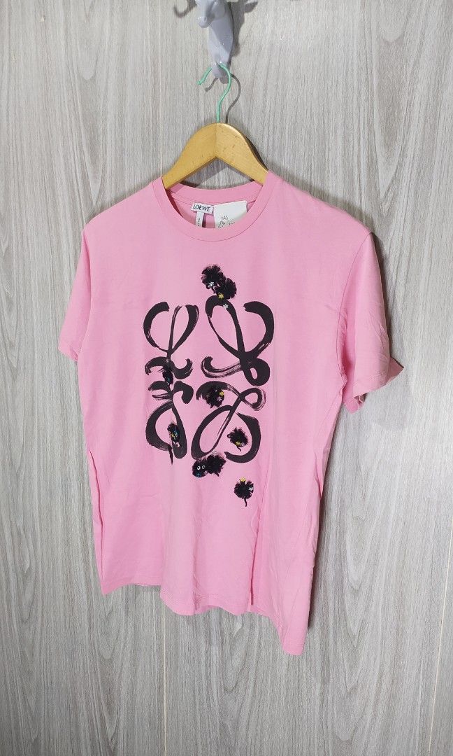 Loewe Spirited Away Tshirts (Category: Shirts) located in Naga. Submitted by secondspinv2 (Listing ID 1409579431, Image 2). Description: Loewe Spirited Away Tshirts ✅Size: M ✅Width: 19.5 ✅Length: 26 ✅Color Rate: 9.5/10 ✅No Issue ✅Need Wash ✅Location: Bicol Naga City, Camarines Sur ✅Courier: J&T Express/Flash Express ✅MOP: Gcash only.