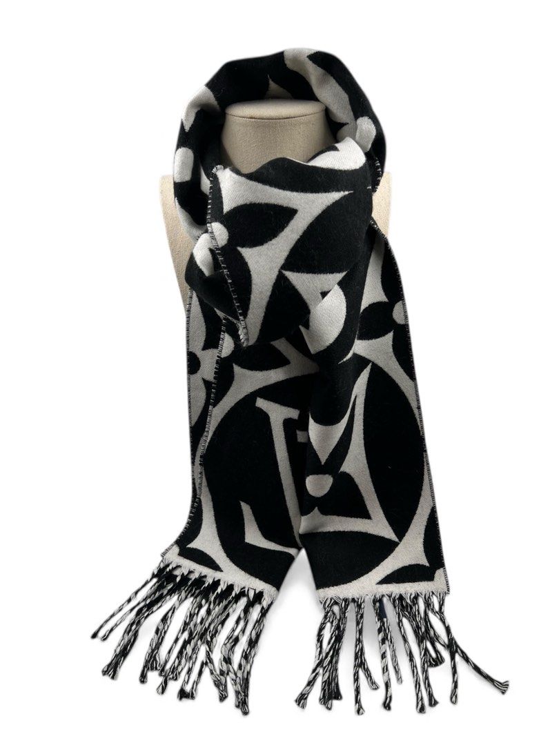 ⚜️Louis Vuitton Muffler Medallion Scarf (Category: Luxury Accessories) located in Makati City. Submitted by 90sangel (Listing ID 1409560542, Image 2). Description: •Item: LV Scarf 🤎🖤 •Size: One size •Condition: Excellent! no hidden issue *Includes paperbag, giftable!.