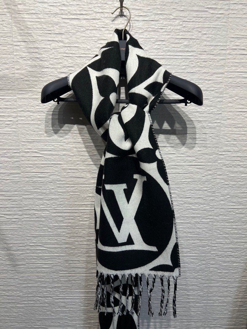 ⚜️Louis Vuitton Muffler Medallion Scarf (Category: Luxury Accessories) located in Makati City. Submitted by 90sangel (Listing ID 1409560542, Image 3). Description: •Item: LV Scarf 🤎🖤 •Size: One size •Condition: Excellent! no hidden issue *Includes paperbag, giftable!.